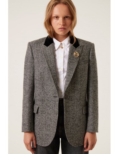 Two-tone shouldered jacket with brooch Découvrez la collection